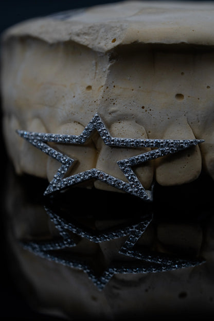 Close-up of four-tooth Star Style grillz set with VVS lab-grown diamonds in sterling silver or solid 14K gold.